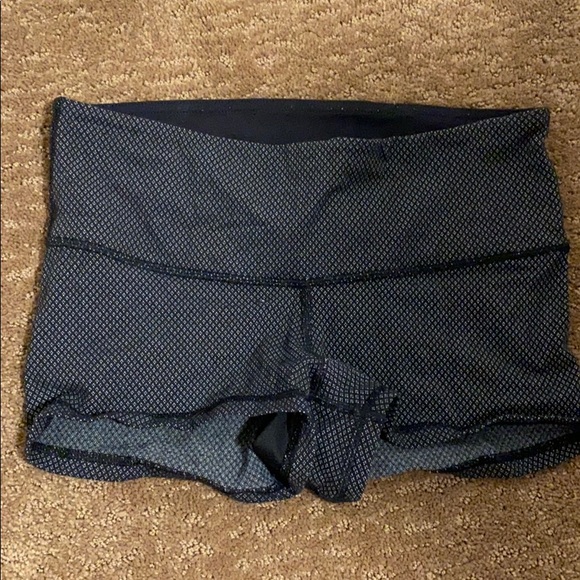 Lululemon patterned black shorts - Picture 2 of 4